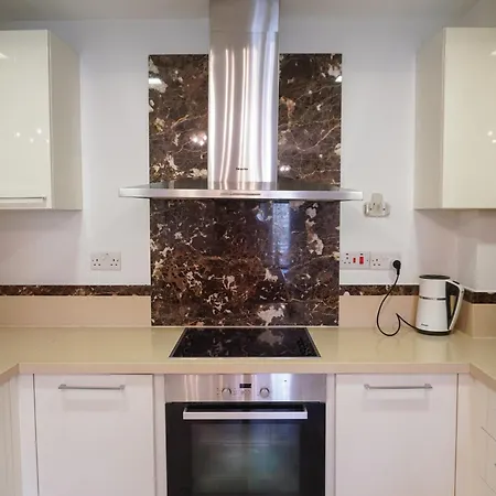 Spacious Near The Mall *