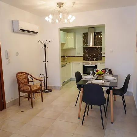 Spacious Near The Mall Apartament
