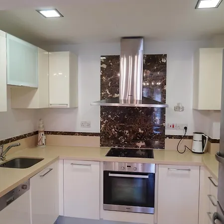 Spacious Near The Mall *