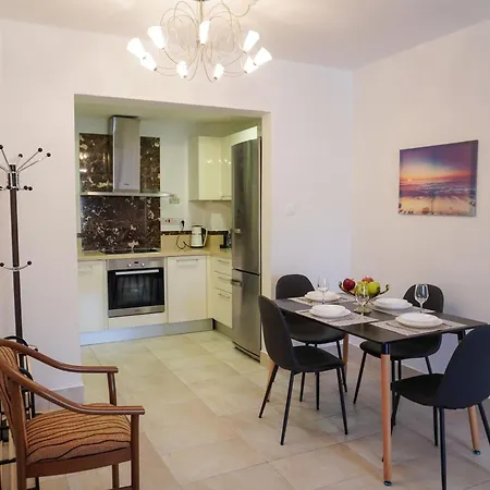 Spacious Near The Mall * Paphos