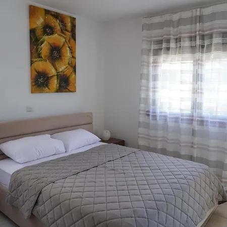 Spacious Near The Mall Apartmán