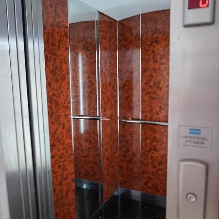 Spacious Near The Mall Apartament *